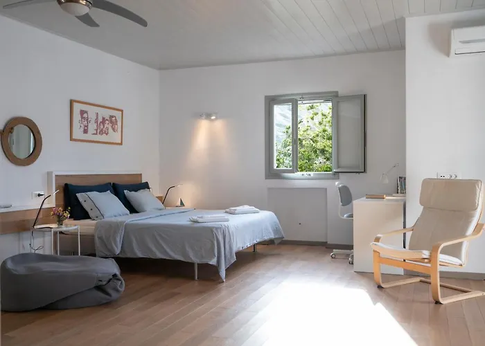 In Kamares, Sifnos Kamarai